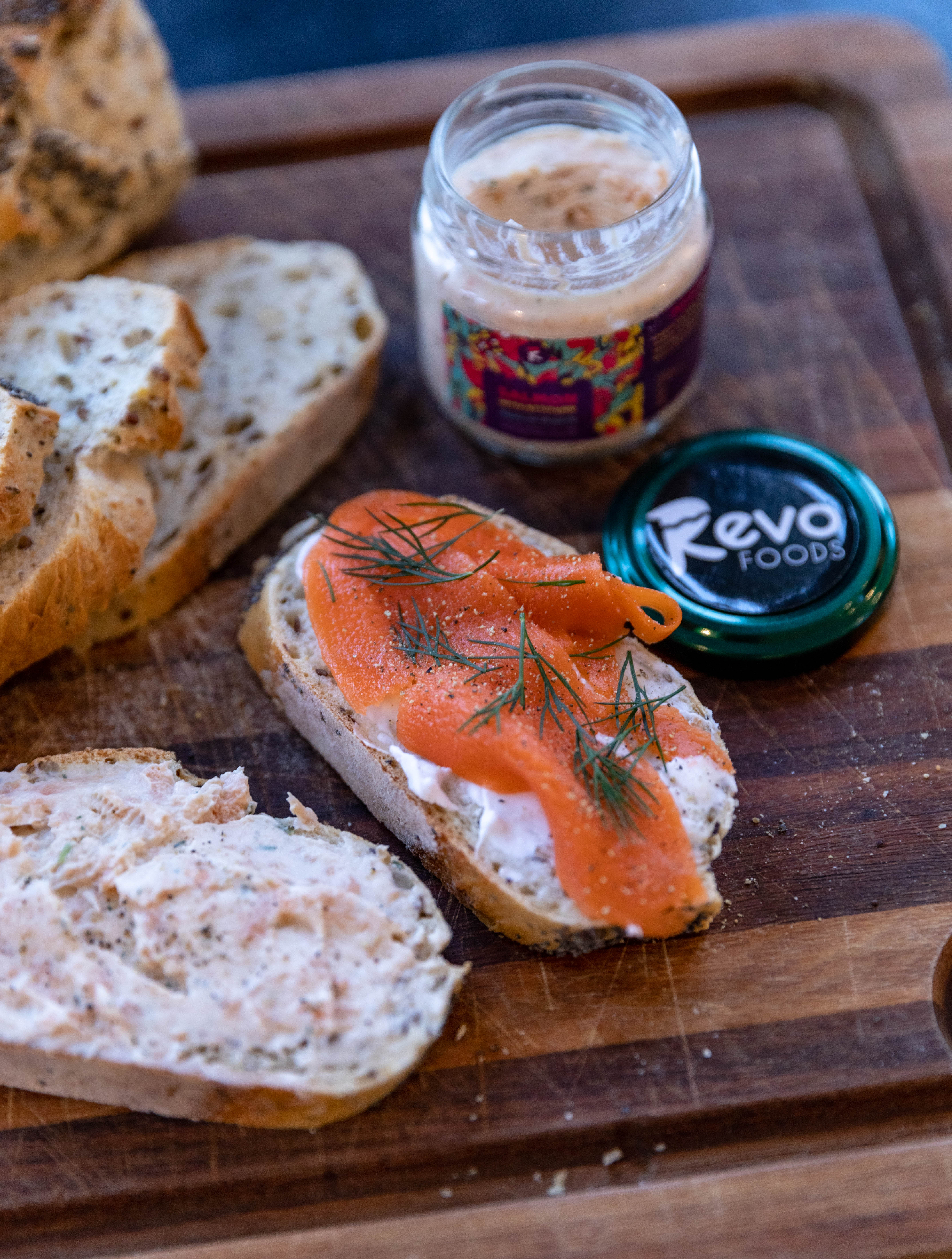 Revo Salmon auf Brot 2.jpg